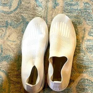 TOMMY BAHAMA SLIP ON LADIES TENNIS SHOES SZ 38 (7.5) CUTE AND COMFORTABLE EC